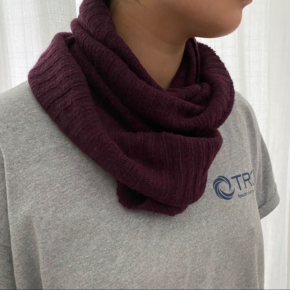 h&m maroon knit circle scarf